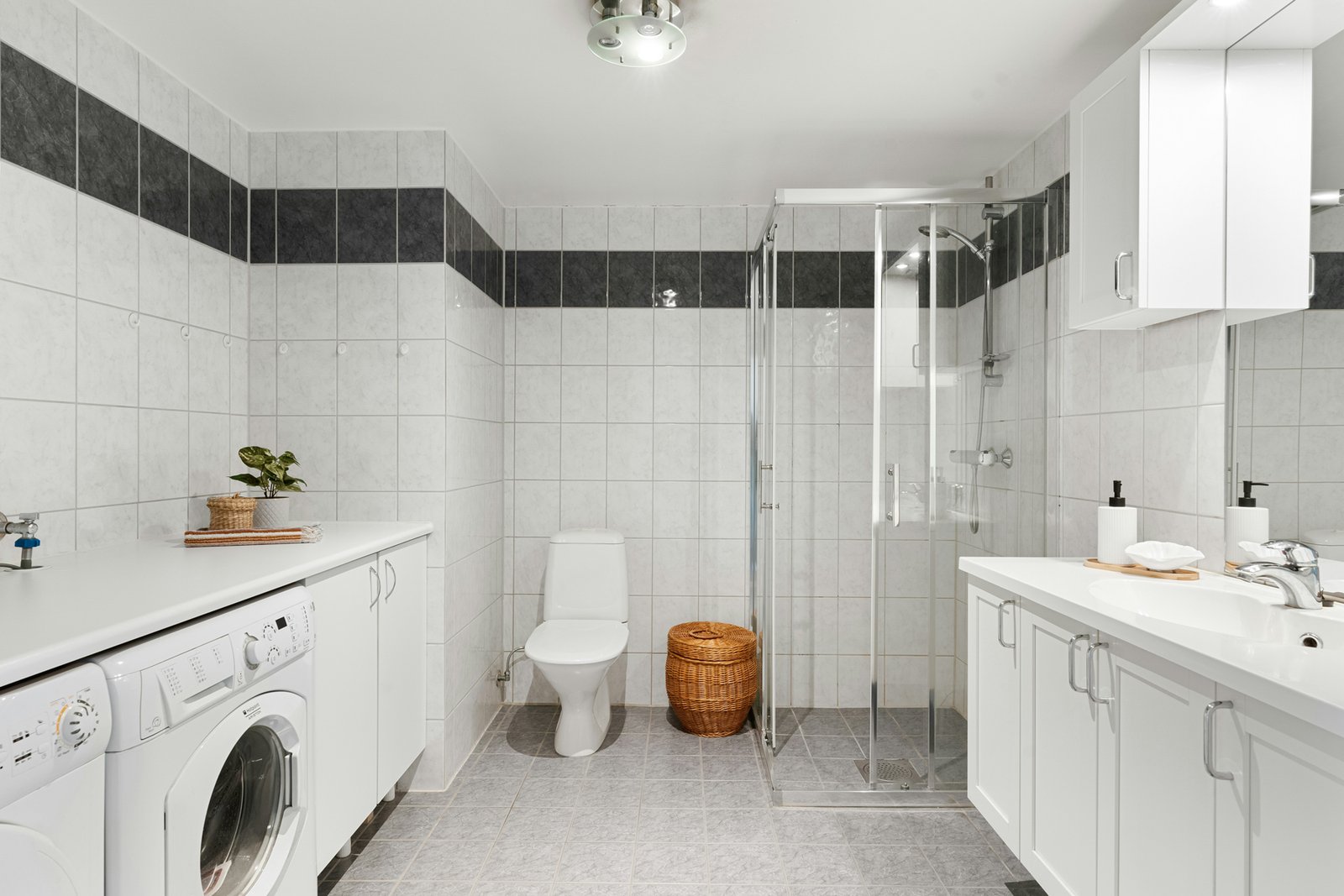 Reinigung eines Duschabflusses im Badezimmer