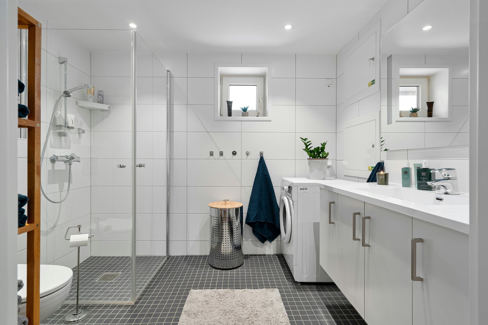 Reinigung eines Duschabflusses im Badezimmer
